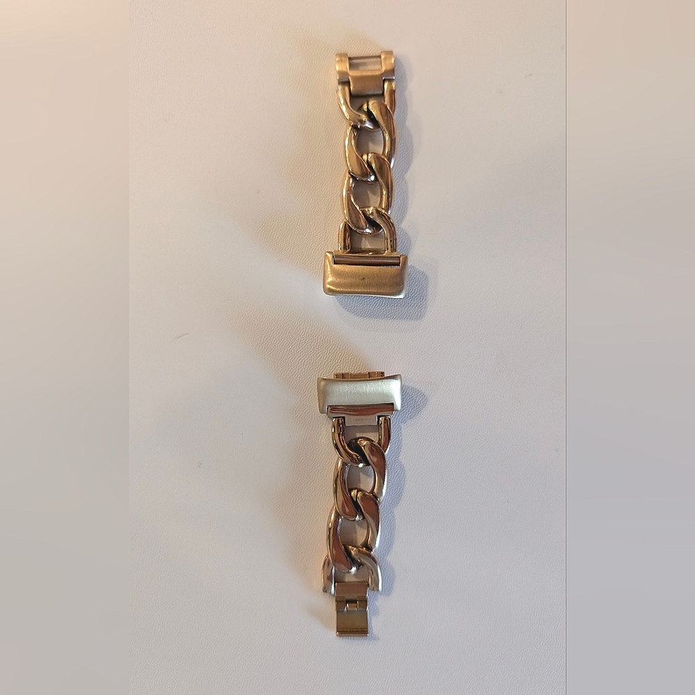 Fitbit Charge 5 rose gold band